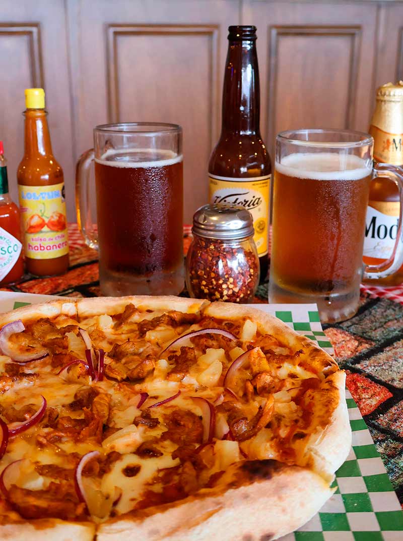 Pizza al Pastor con Cervezas Victoria y Modelo